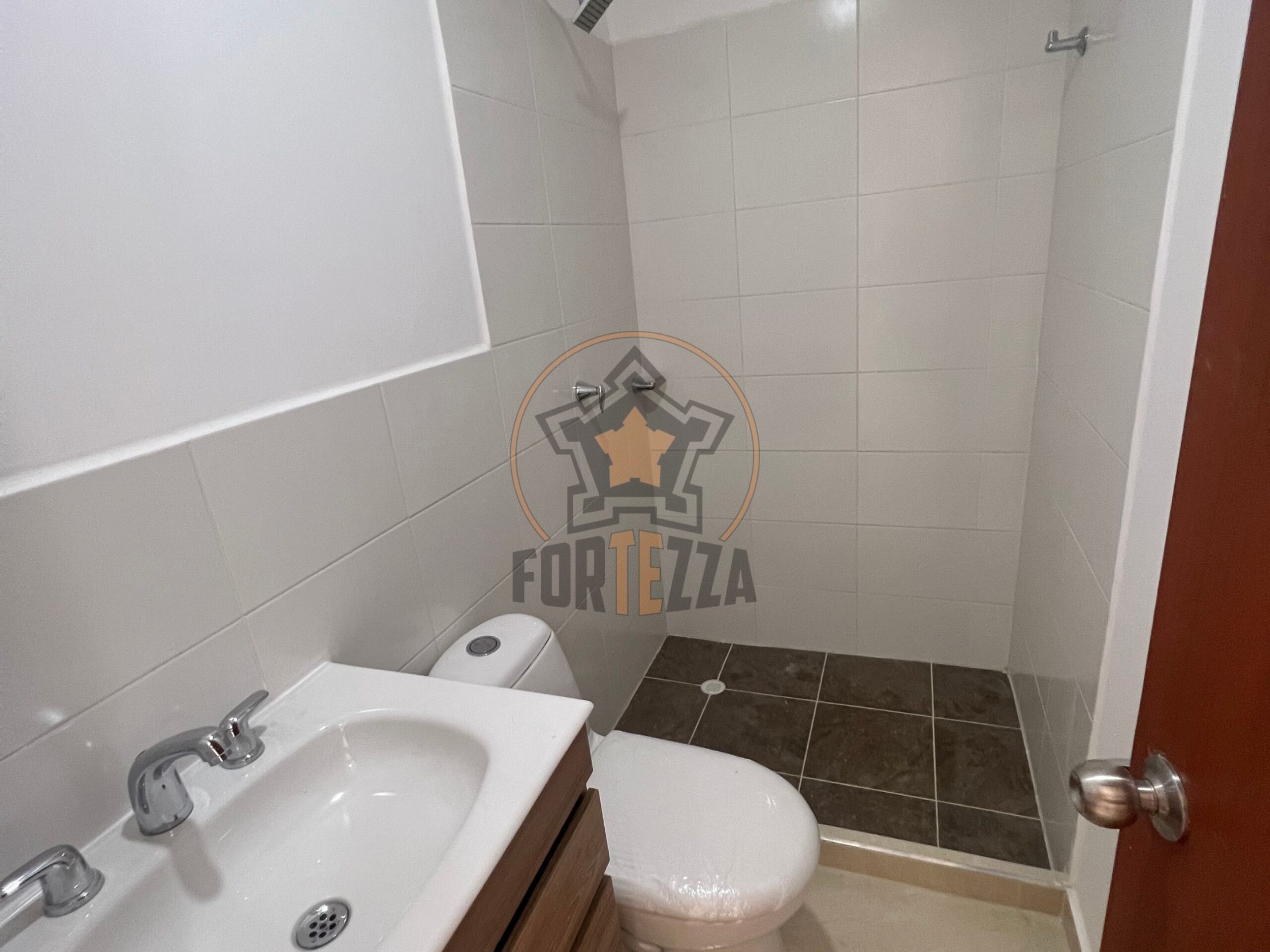 Venta o arriendo casa en urbanización Niza 12om2