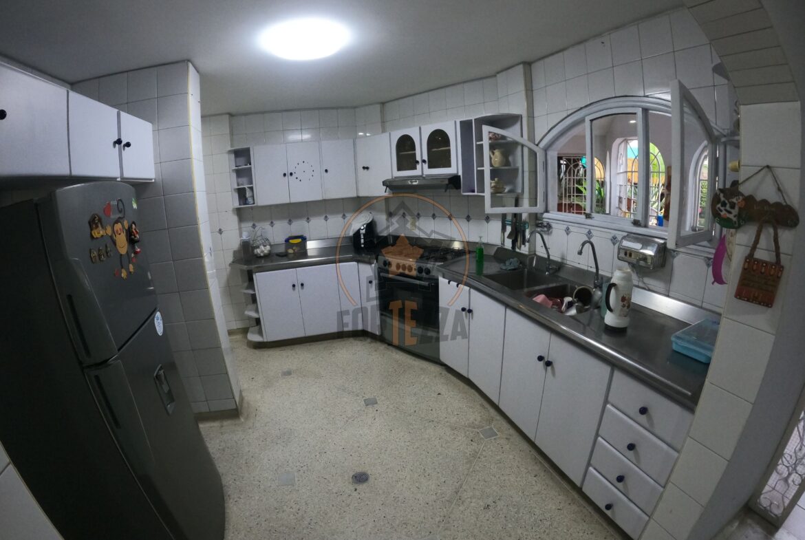 HERMOSA CASA EN VENTA-FAROLES $850MM