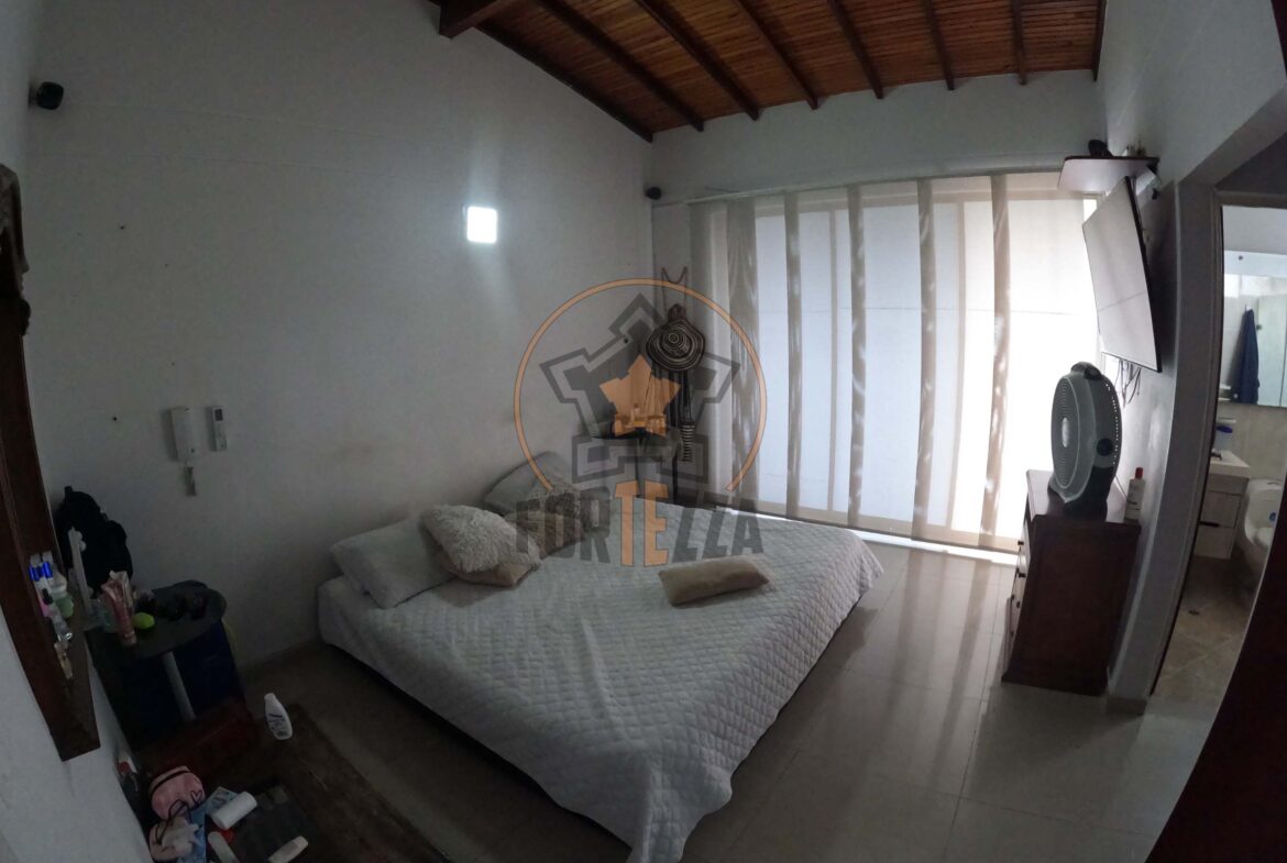 Casa de 2 pisos en arriendo en parques central, cerca a la Av. Libertadores.