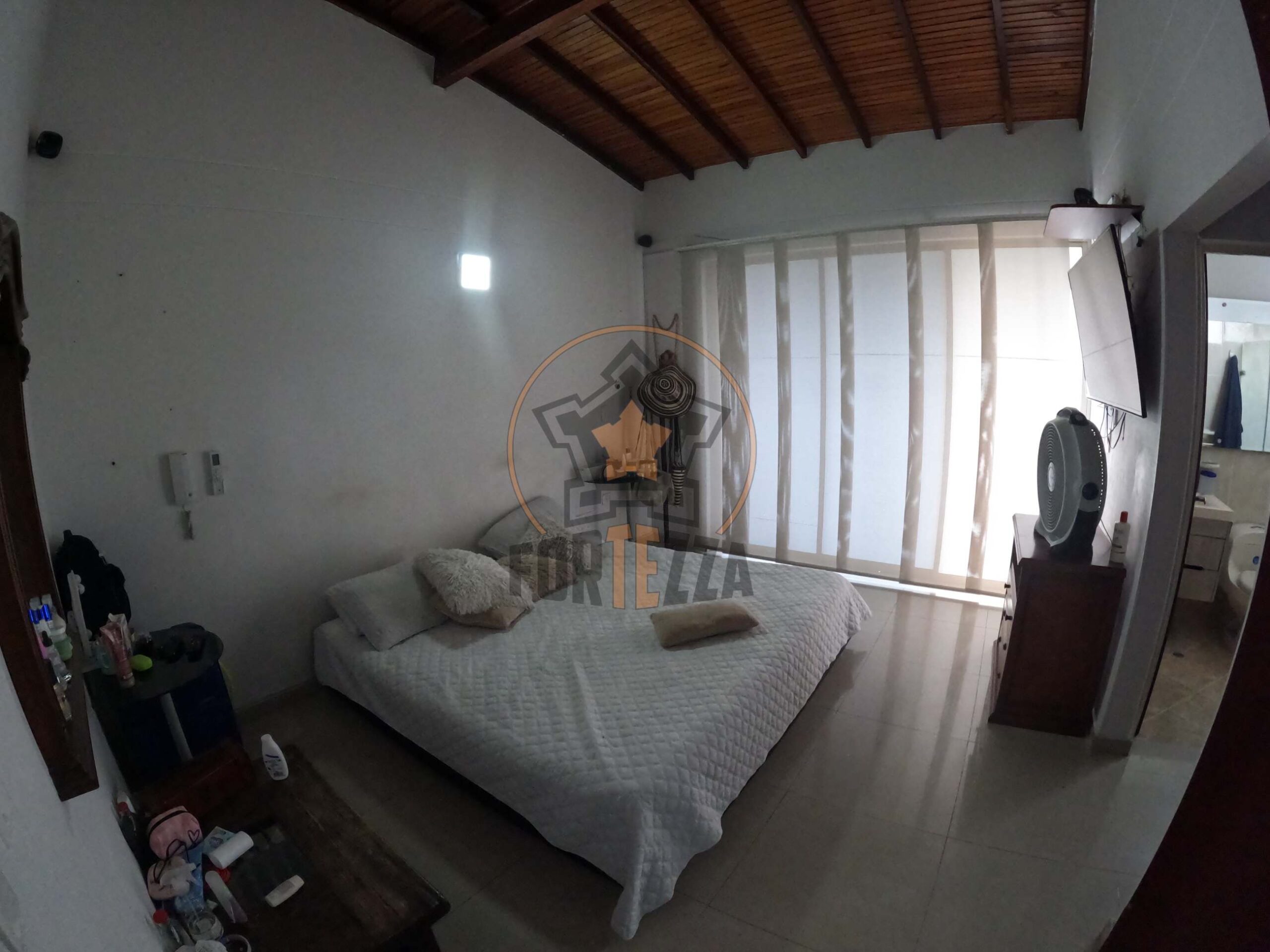 Casa de 2 pisos en arriendo en parques central, cerca a la Av. Libertadores.