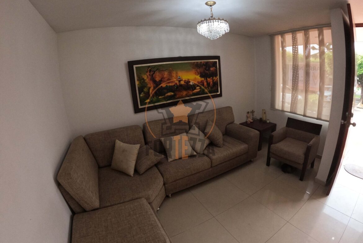 Casa de 2 pisos en arriendo en parques central, cerca a la Av. Libertadores.