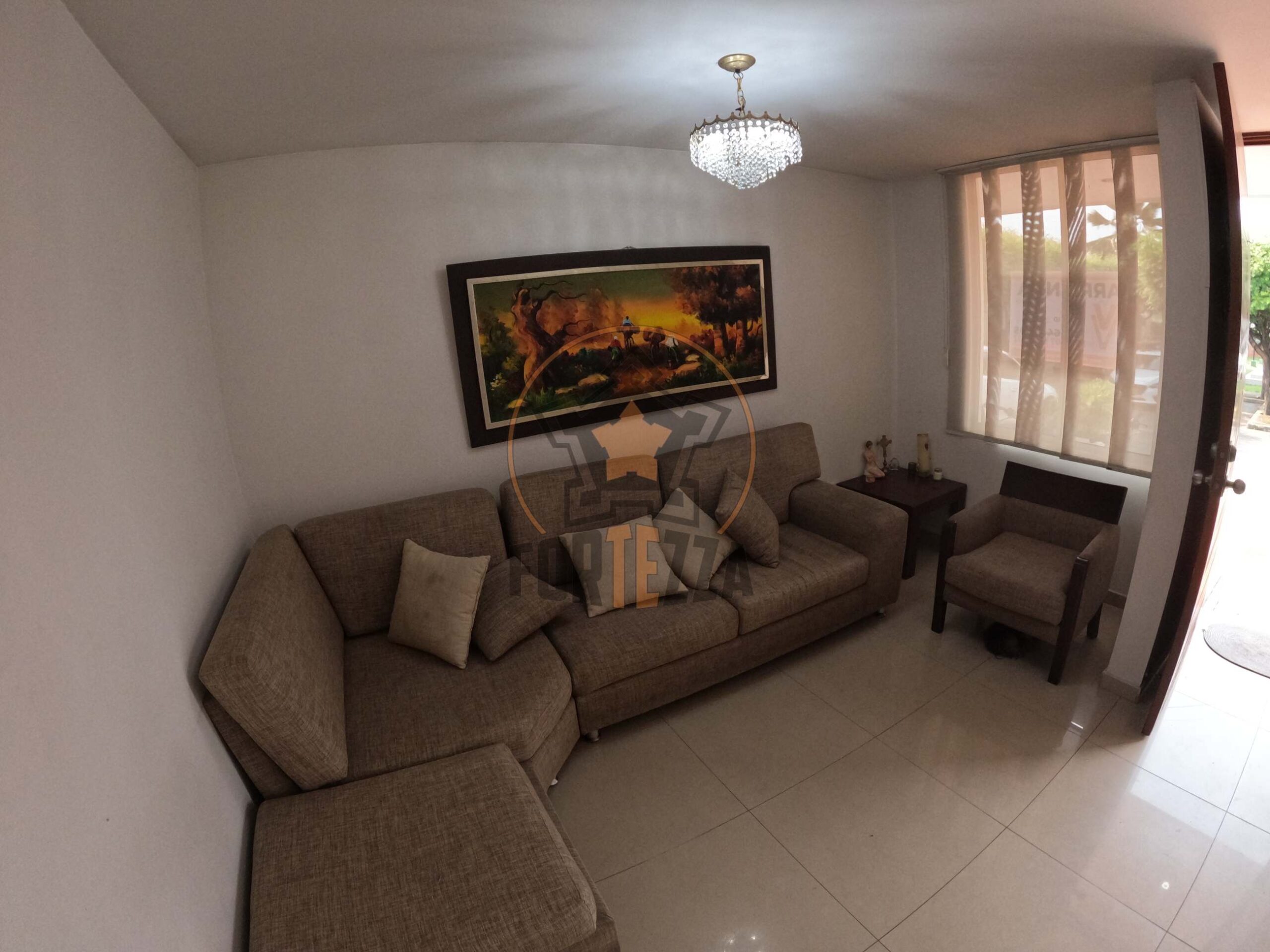 Casa de 2 pisos en arriendo en parques central, cerca a la Av. Libertadores.