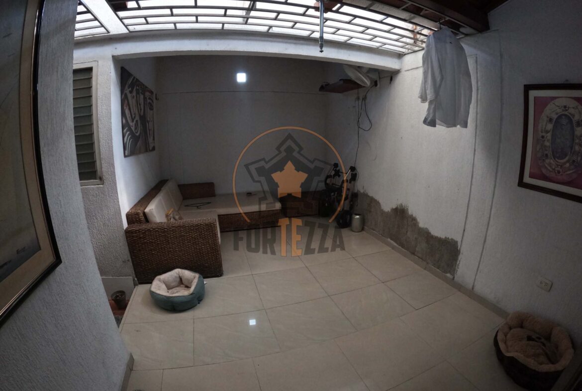 Casa de 2 pisos en arriendo en parques central, cerca a la Av. Libertadores.