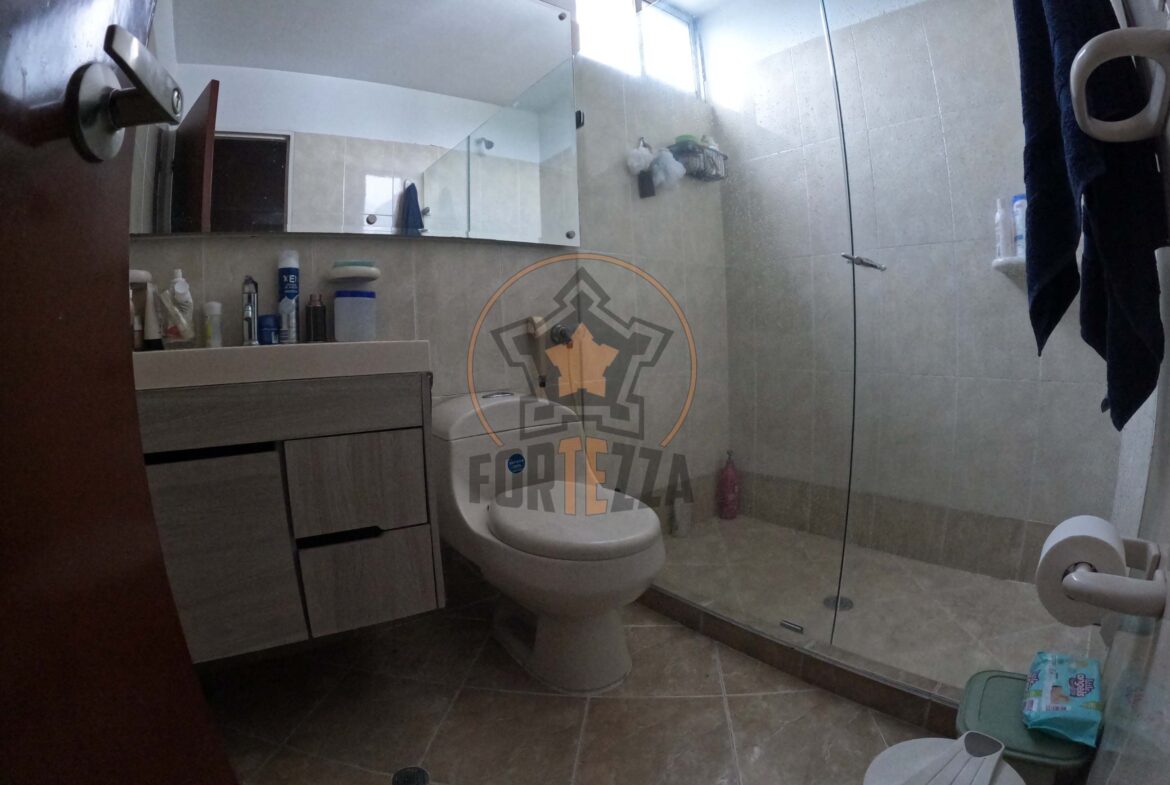 Casa de 2 pisos en arriendo en parques central, cerca a la Av. Libertadores.