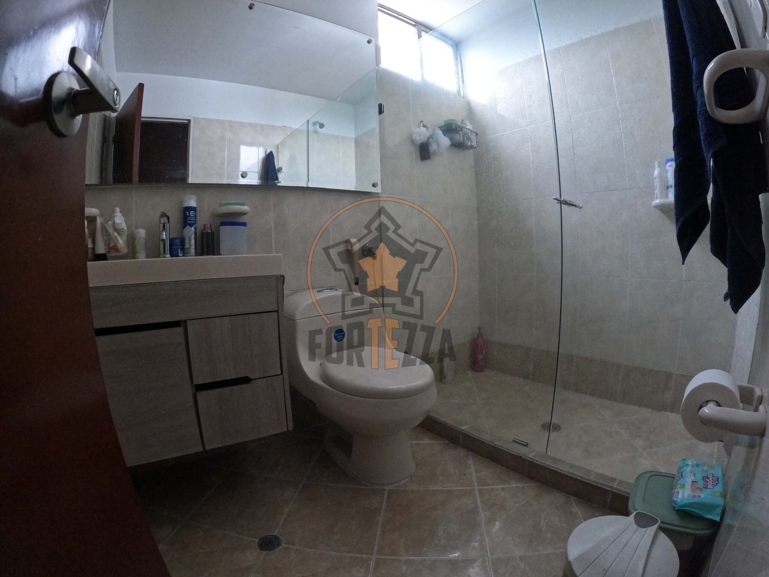 Casa de 2 pisos en arriendo en parques central, cerca a la Av. Libertadores.