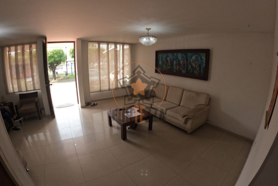 Casa de 2 pisos en arriendo en parques central, cerca a la Av. Libertadores.
