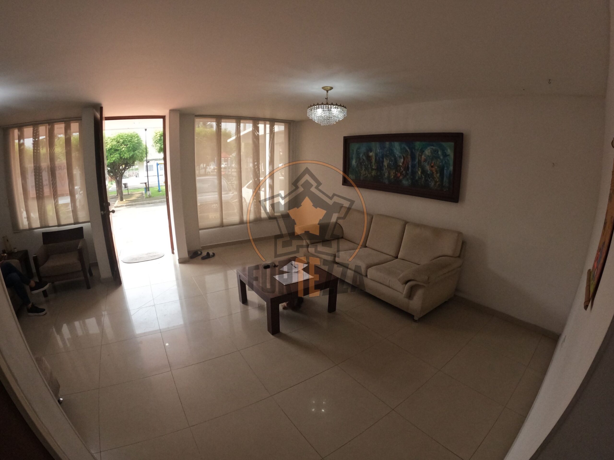 Casa de 2 pisos en arriendo en parques central, cerca a la Av. Libertadores.