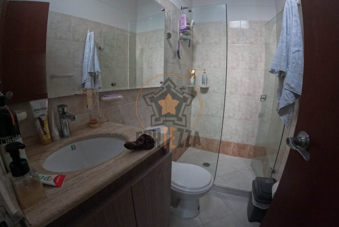 Casa de 2 pisos en arriendo en parques central, cerca a la Av. Libertadores.