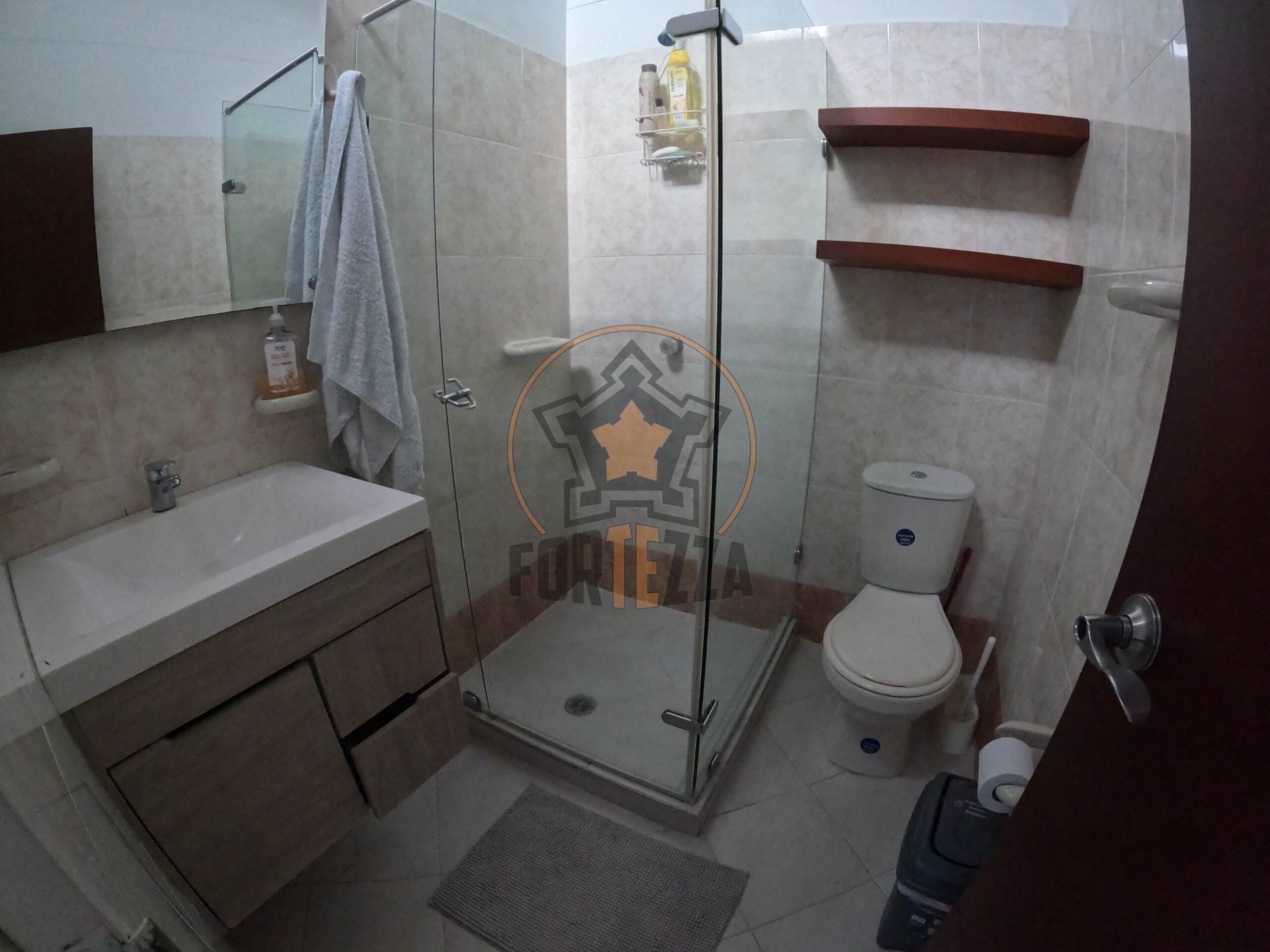 Casa de 2 pisos en arriendo en parques central, cerca a la Av. Libertadores.