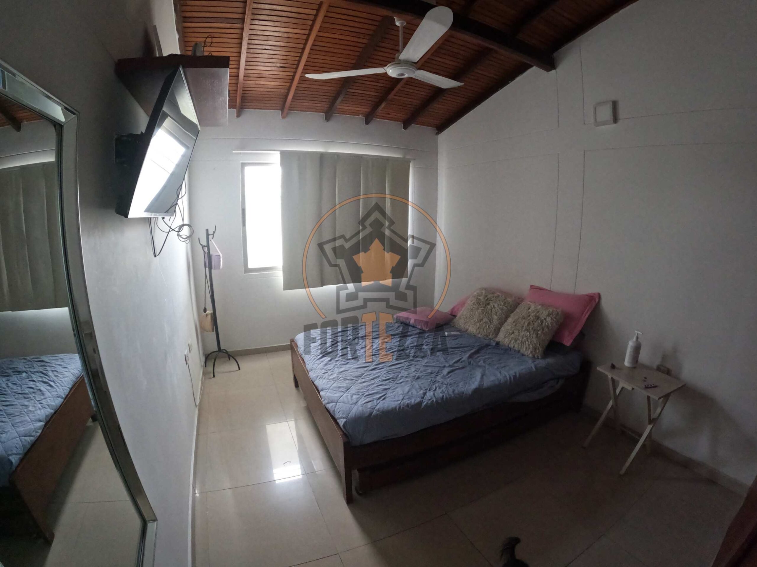 Casa de 2 pisos en arriendo en parques central, cerca a la Av. Libertadores.
