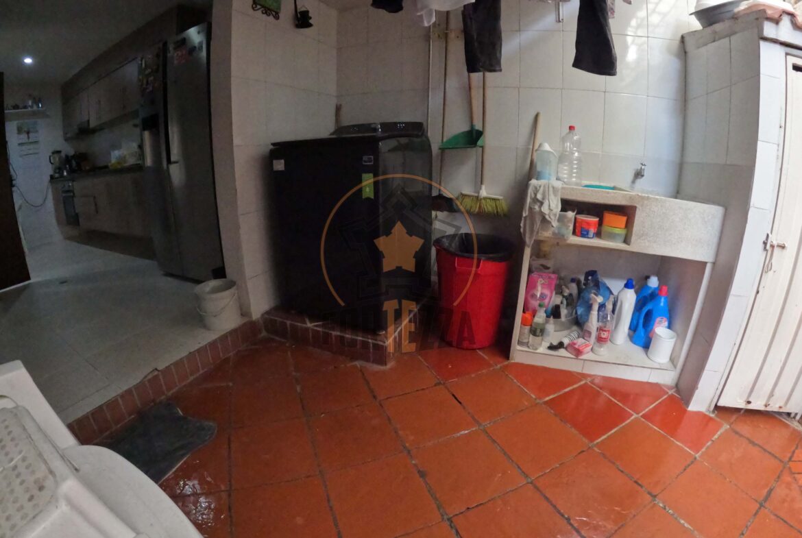 Casa de 2 pisos en arriendo en parques central, cerca a la Av. Libertadores.