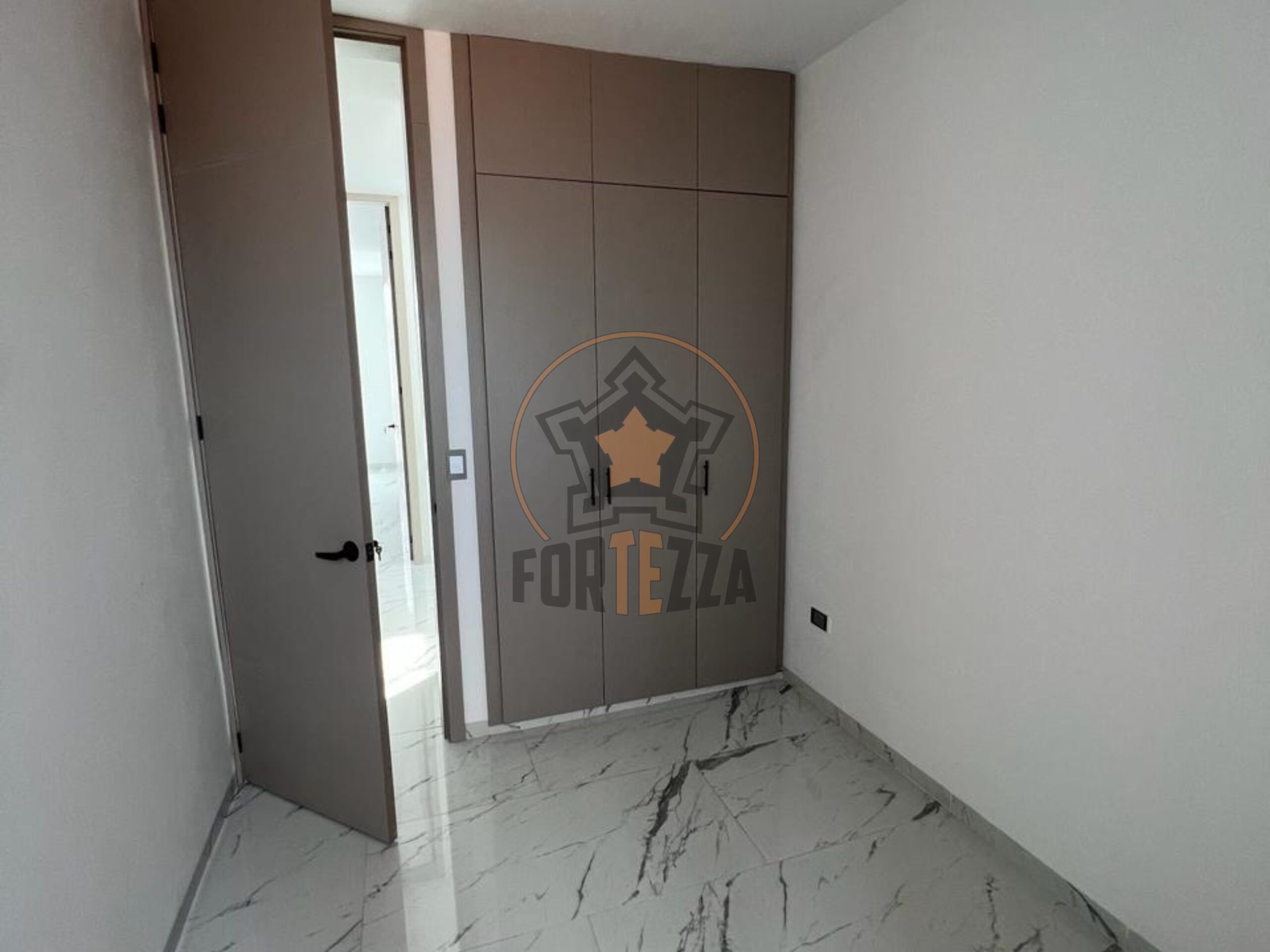 Casa en venta en Villa Camila con vigilancia privada.