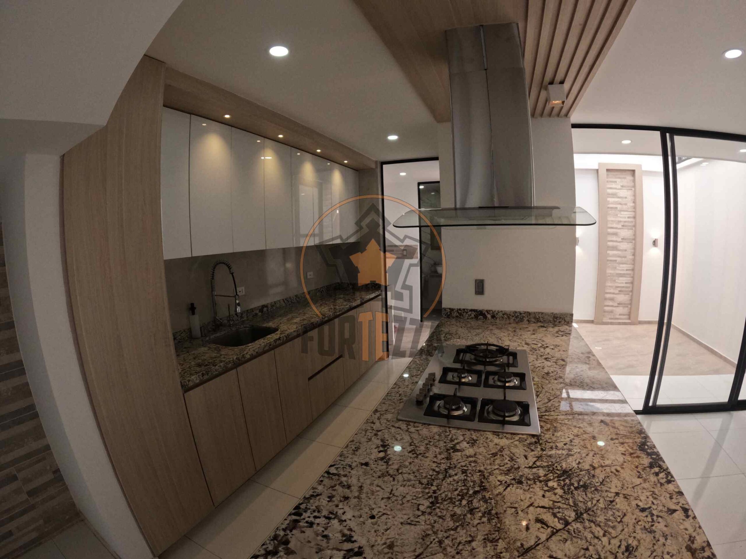 Espectacular casa en arriendo con acabados de lujo por la Av. Libertadores.