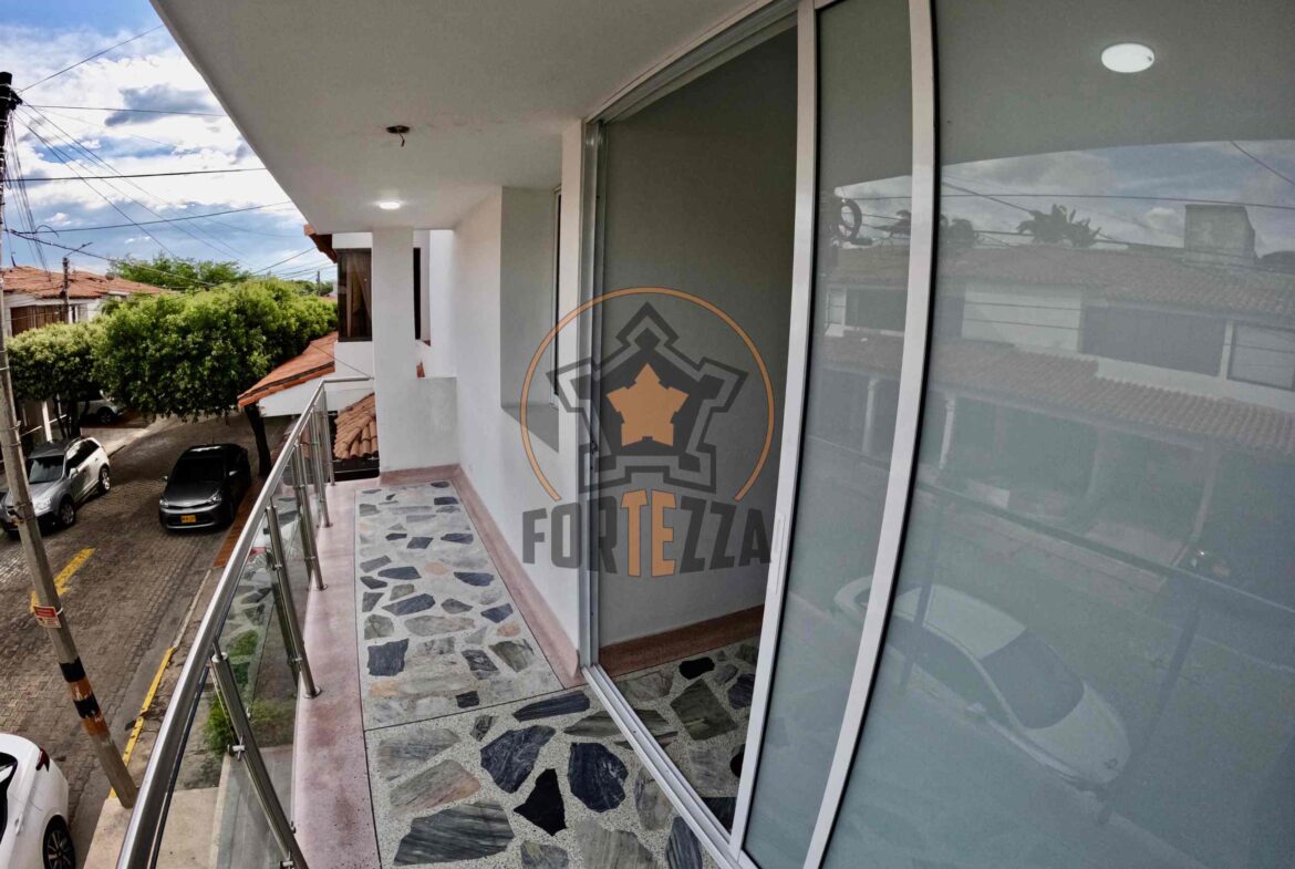 CASA DE LUJO EN VENTA, EN UN SUPER SECTOR.