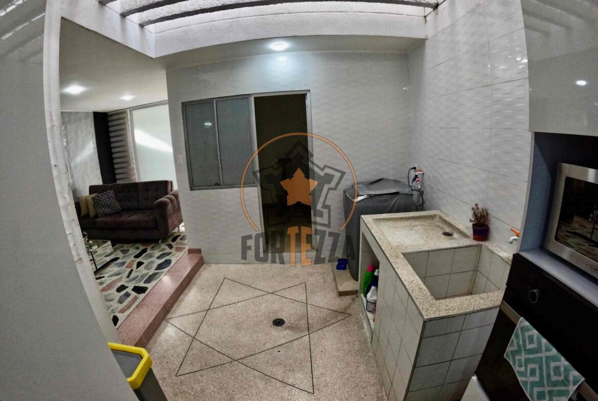 CASA DE LUJO EN VENTA, EN UN SUPER SECTOR.