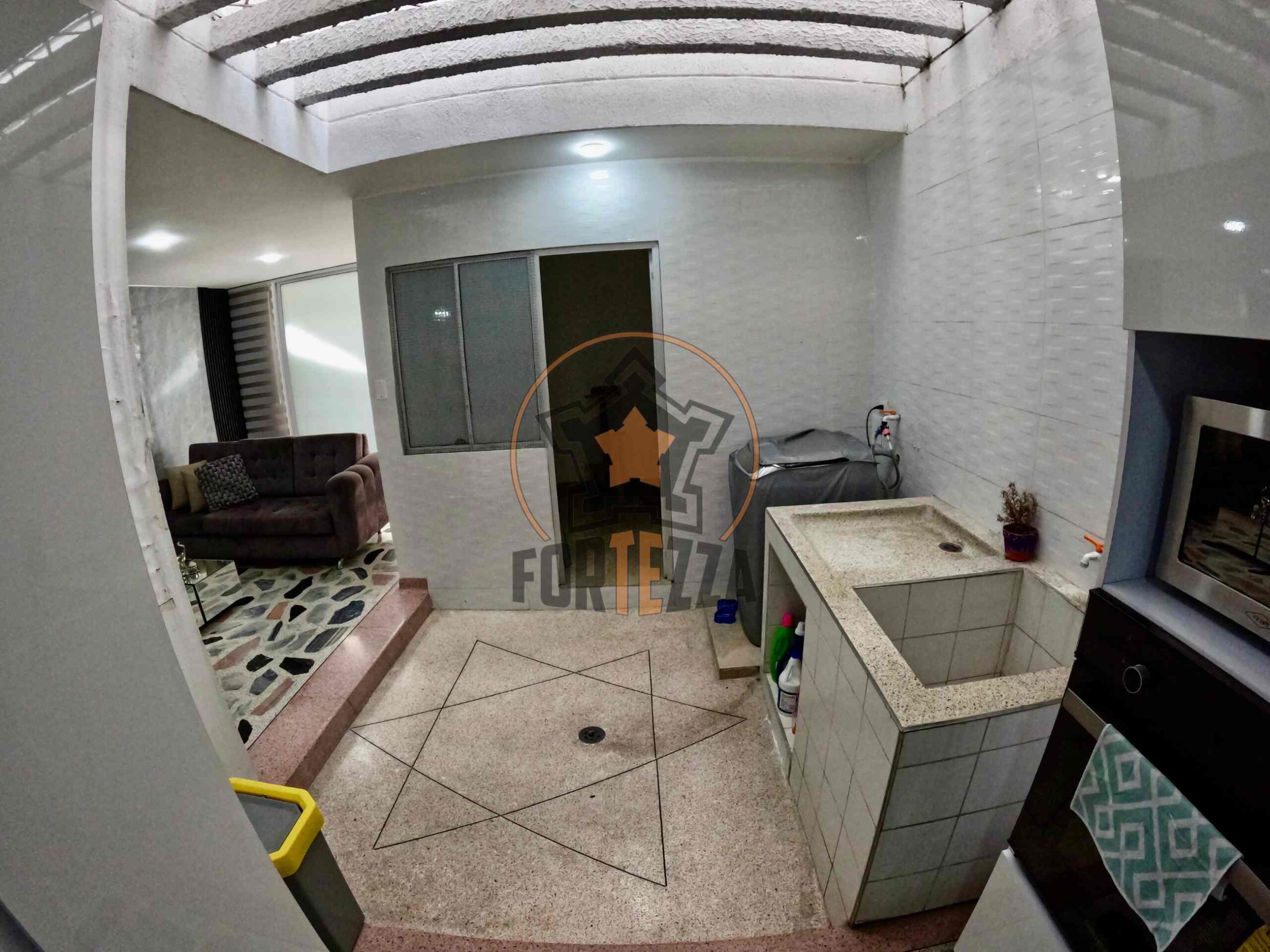 CASA DE LUJO EN VENTA, EN UN SUPER SECTOR.