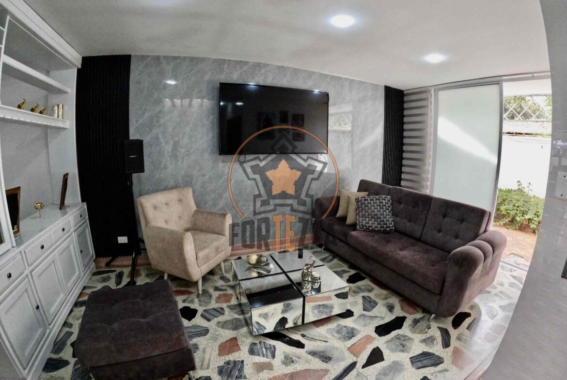 CASA DE LUJO EN VENTA, EN UN SUPER SECTOR.
