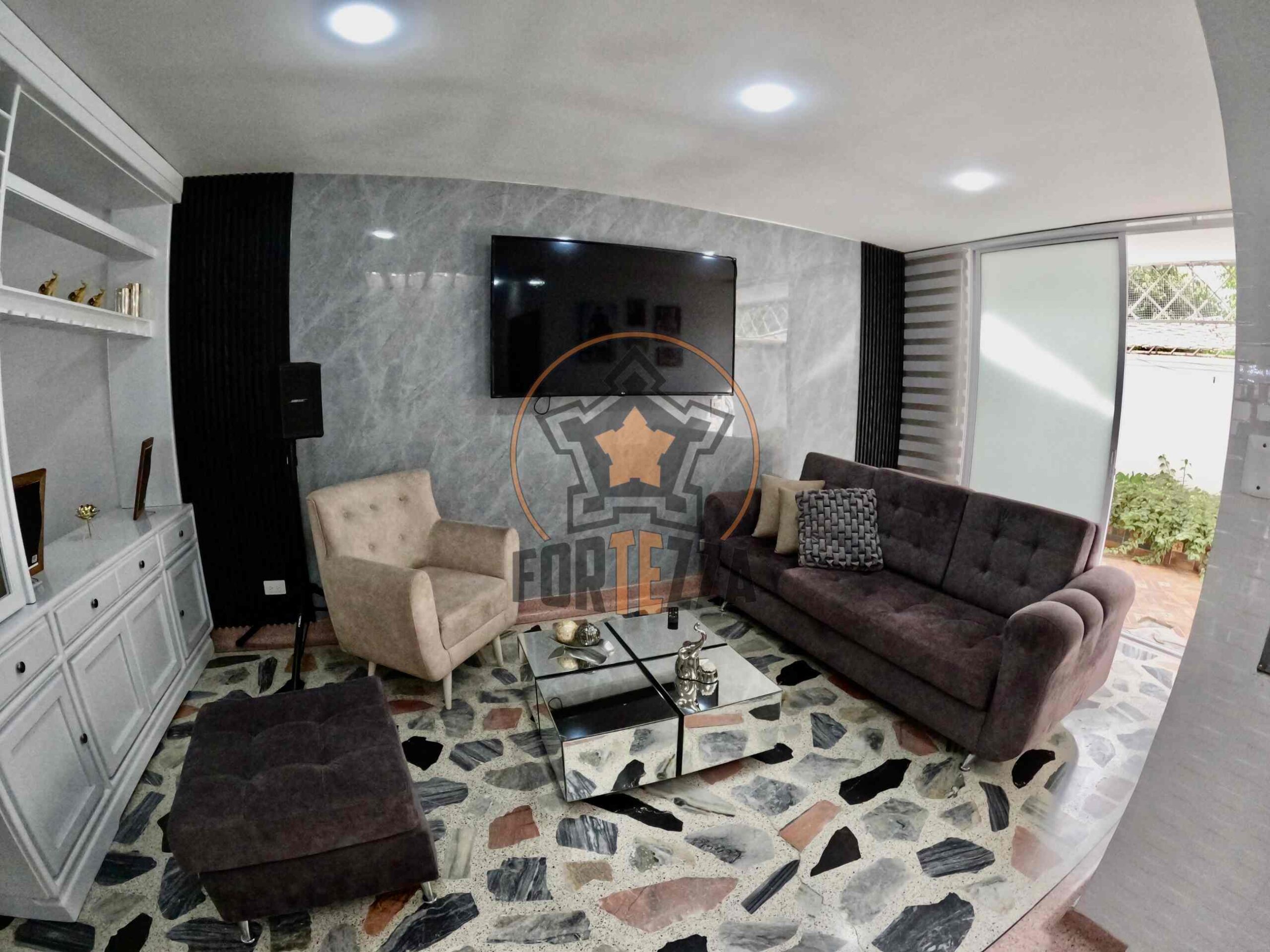 CASA DE LUJO EN VENTA, EN UN SUPER SECTOR.