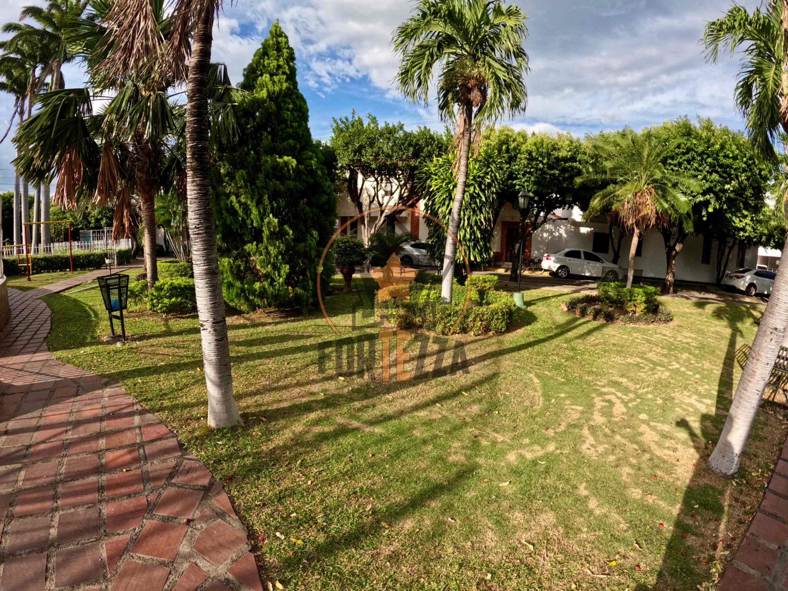 CASA DE LUJO EN VENTA, EN UN SUPER SECTOR.