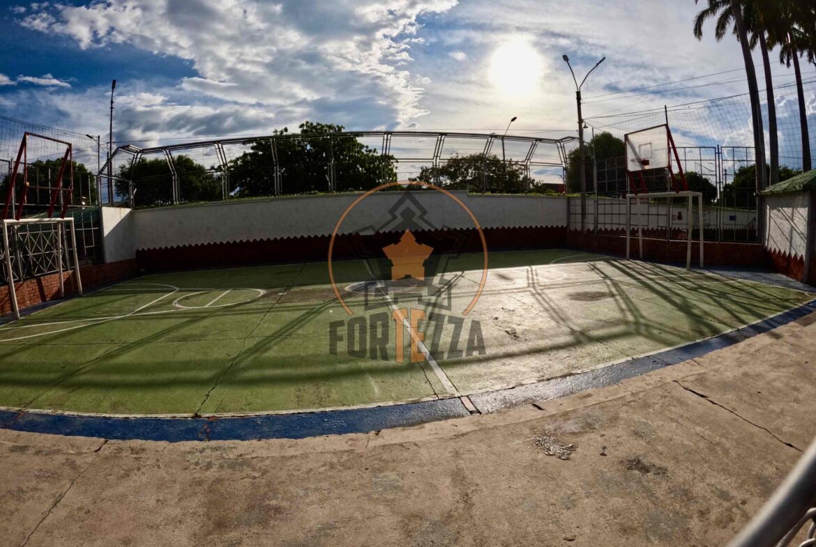 CASA DE LUJO EN VENTA, EN UN SUPER SECTOR.