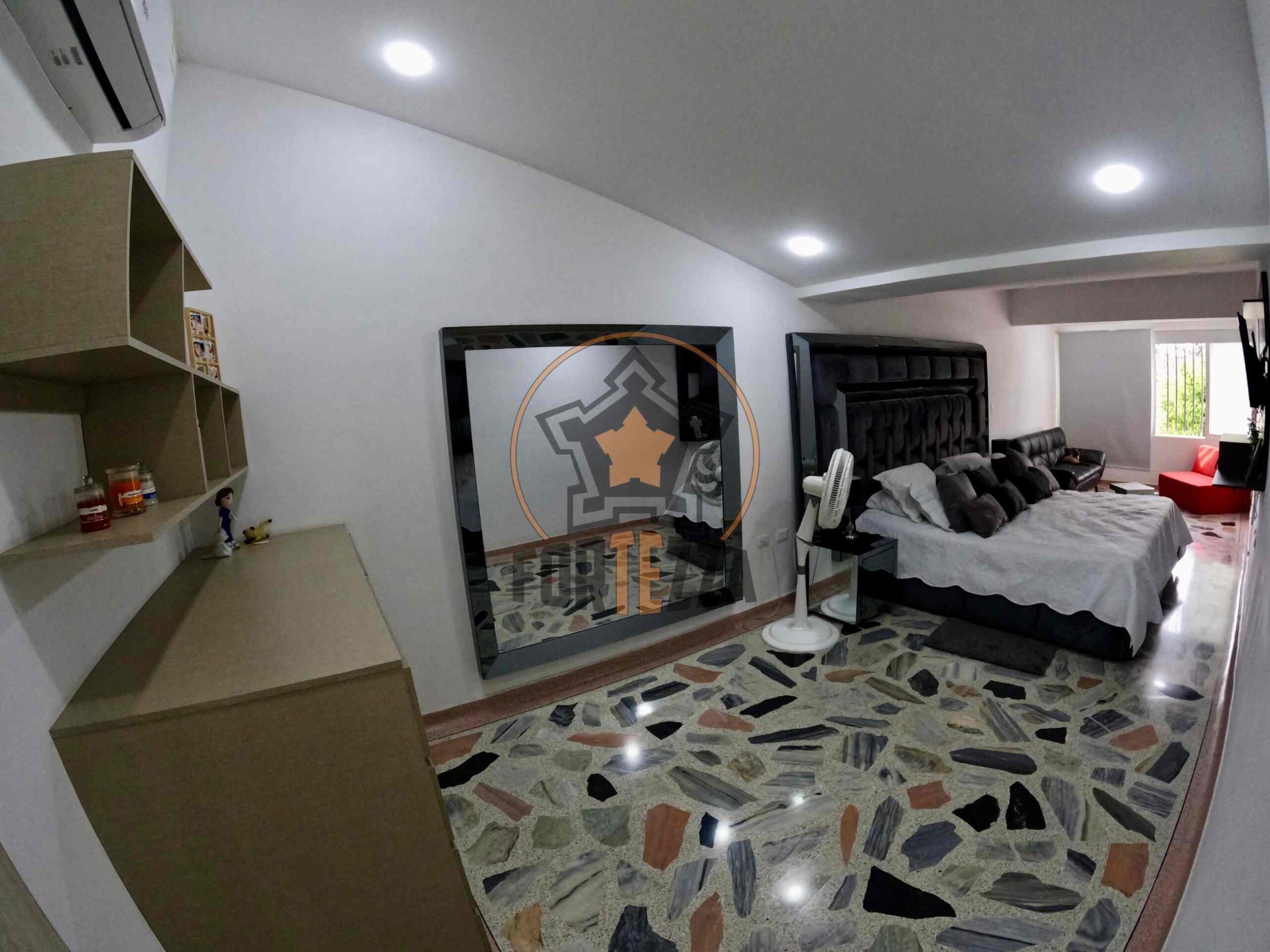 CASA DE LUJO EN VENTA, EN UN SUPER SECTOR.