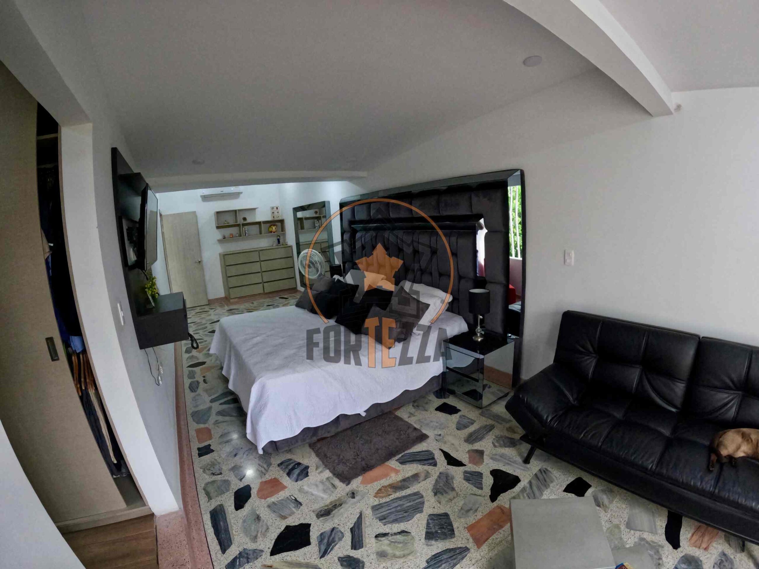 CASA DE LUJO EN VENTA, EN UN SUPER SECTOR.