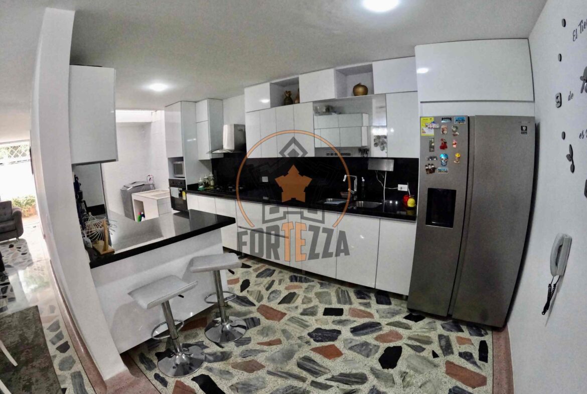 CASA DE LUJO EN VENTA, EN UN SUPER SECTOR.