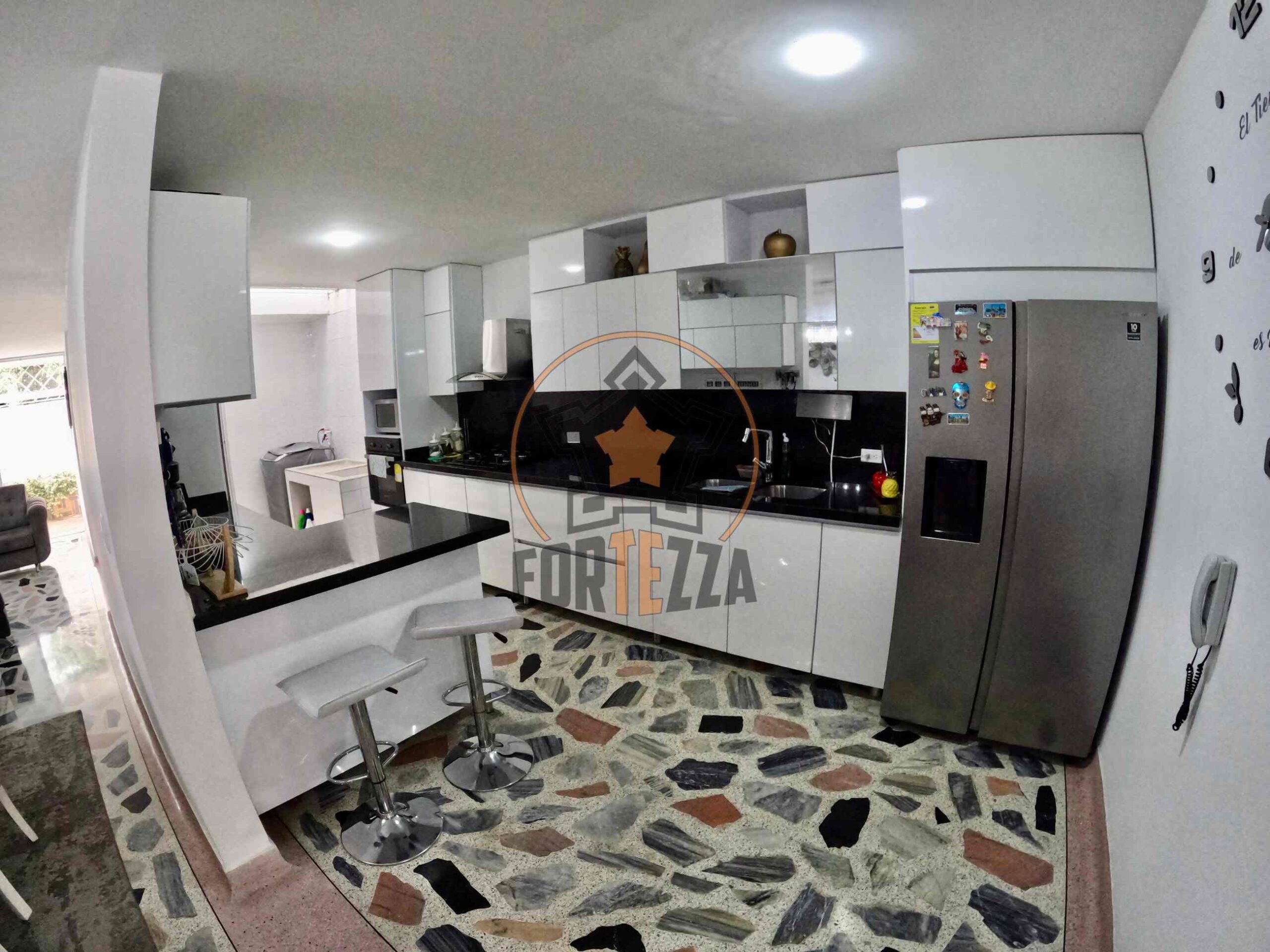 CASA DE LUJO EN VENTA, EN UN SUPER SECTOR.