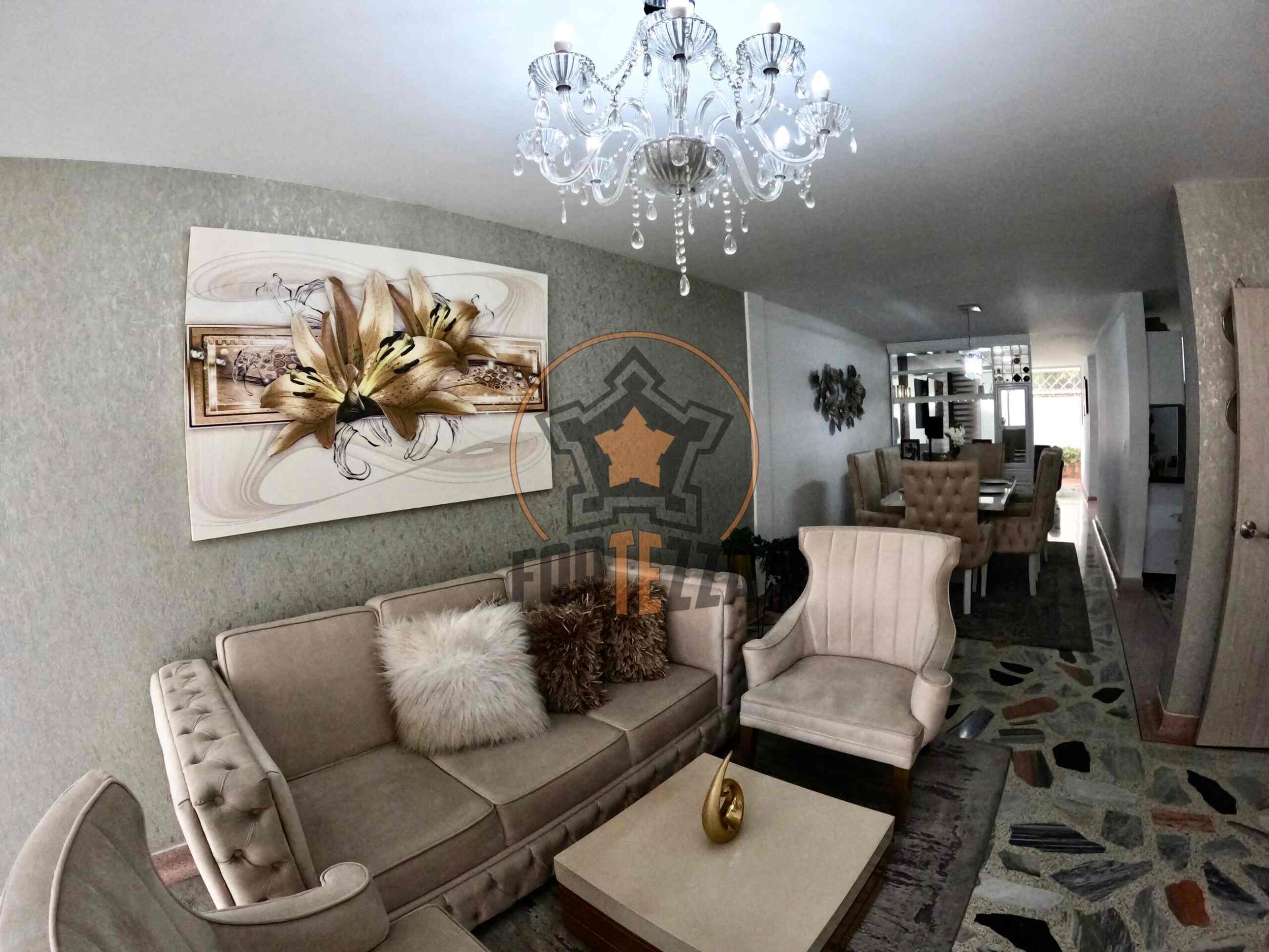 CASA DE LUJO EN VENTA, EN UN SUPER SECTOR.