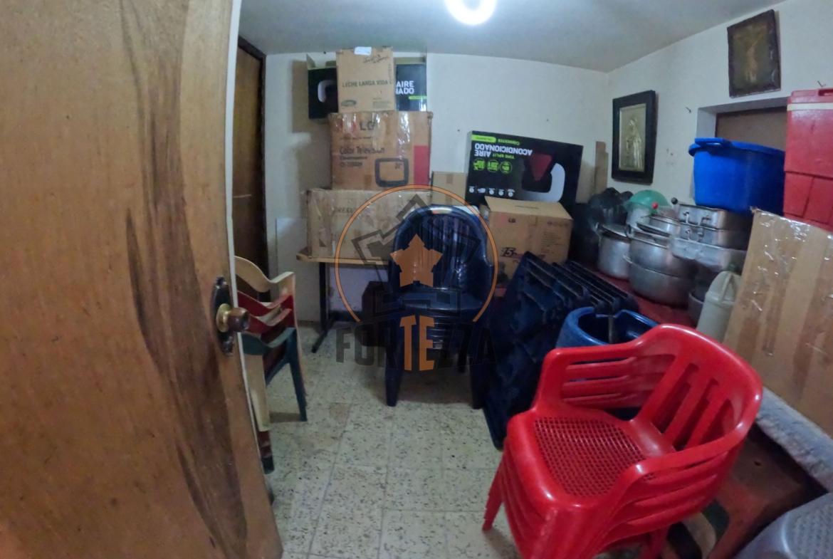 Amplia casa en venta, ideal para reformas